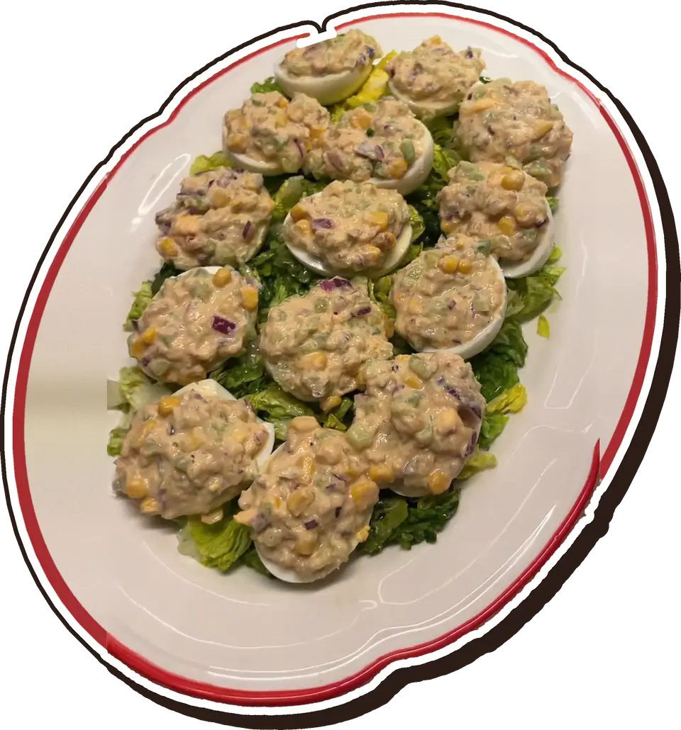Huevos rellenos de atún y maíz